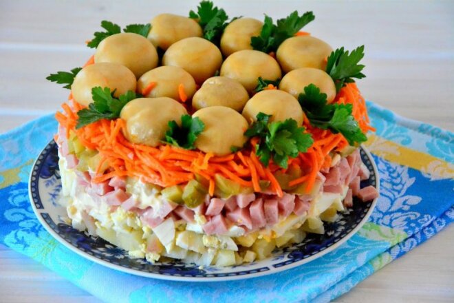 Салат «Лесная поляна» с копченой курицей и картофелем
