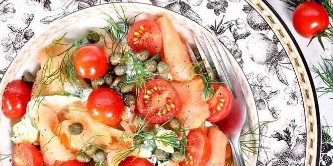 Салат с красной рыбой, каперсами и помидорами черри.