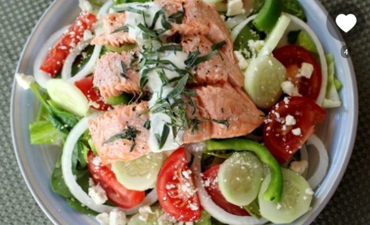 Салат “Греческий” с рыбой и йогуртовой заправкой