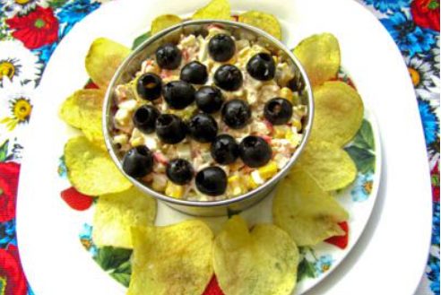 Салат «Подсолнух» с чипсами и оливками