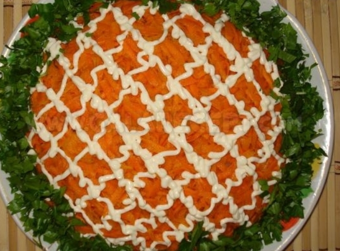 Слоеный салат из моркови и курицы