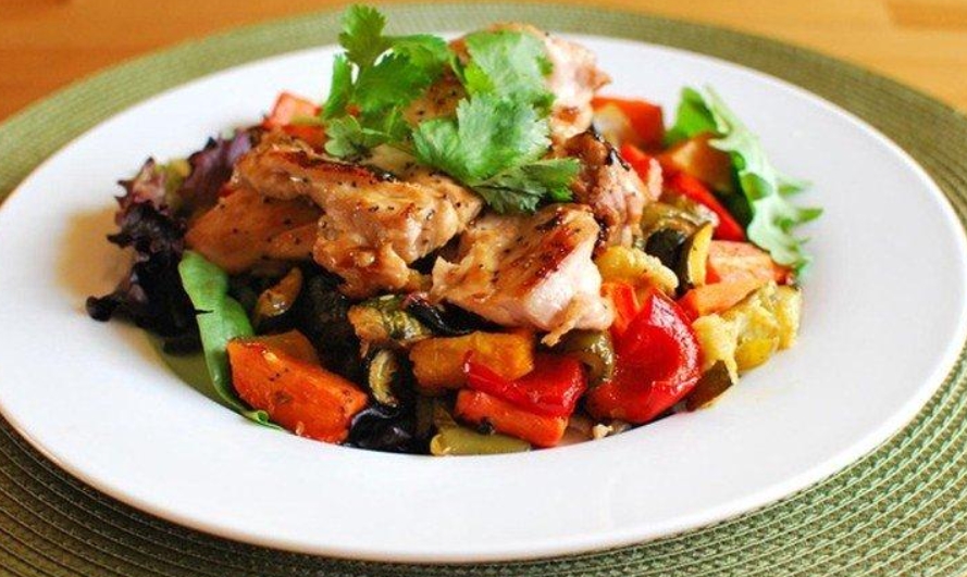 Тёплый салат с овощами и курицей