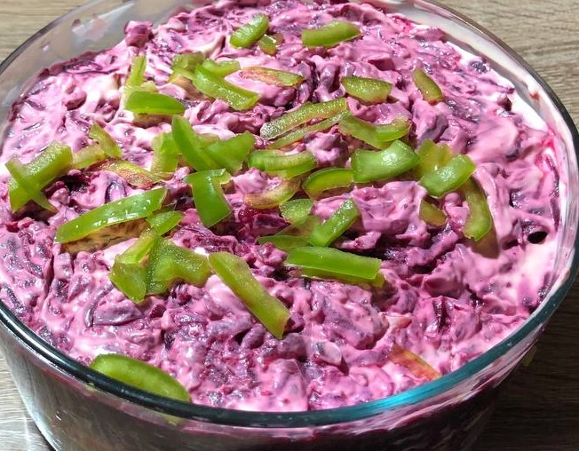 Овощной салат со шпротами