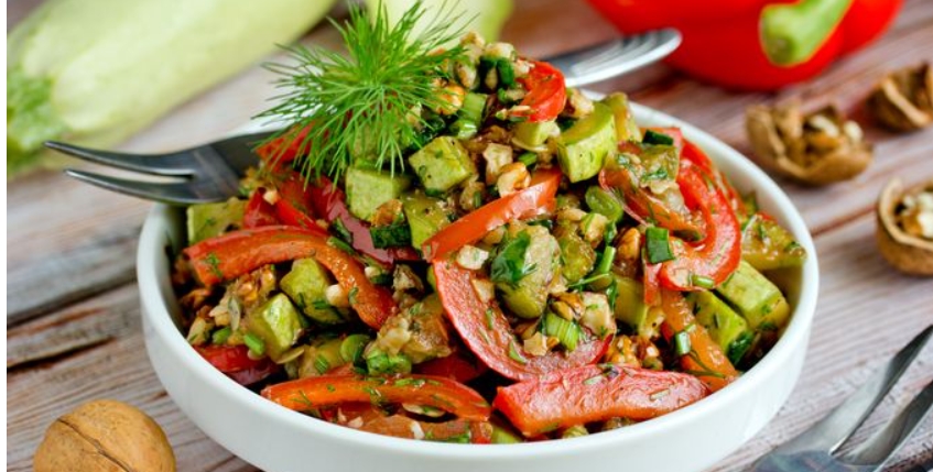 Салат из жареных кабачков с болгарским перцем и грецкими орехами