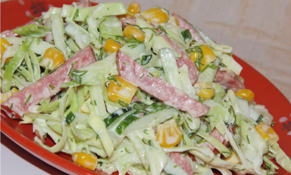 Салат с копченой колбасой, капустой и свежим огурцом