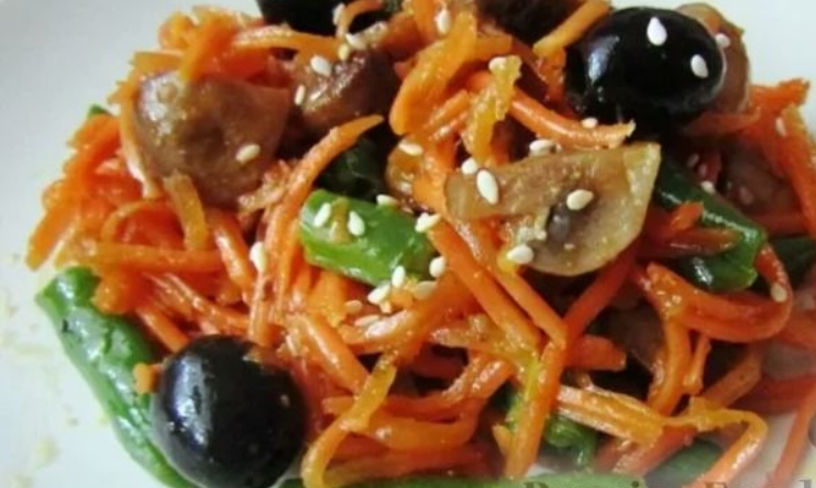 Постный салат с корейской морковью и грибами
