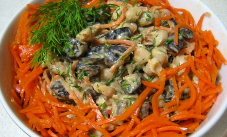 Салат Каприз с корейской морковью и черносливом