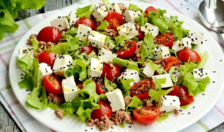 Салат с тунцом, фетой и помидорами